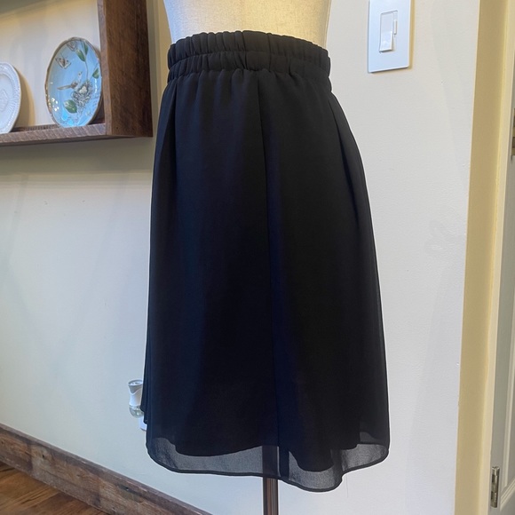 LOFT Medium Black Pleated Front/Back Elastic Wide Band Lined Skirt - Picture 3 of 12